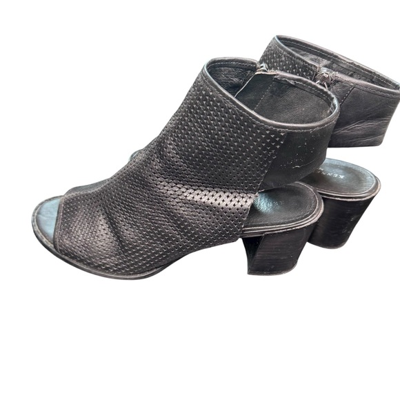 Keneth Cole Black Perforated Cut Out Spring Summer Booties size 6.5M - Picture 1 of 13